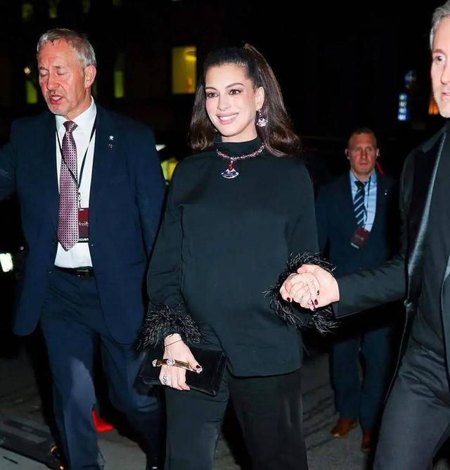 Anne Hathaway mang thai lần ba ở tuổi U50, tự tin khoe bụng bầu với trang phục xuy&ecirc;n thấu nhưng lại g&acirc;y ra nhiều tranh luận- Ảnh 4.