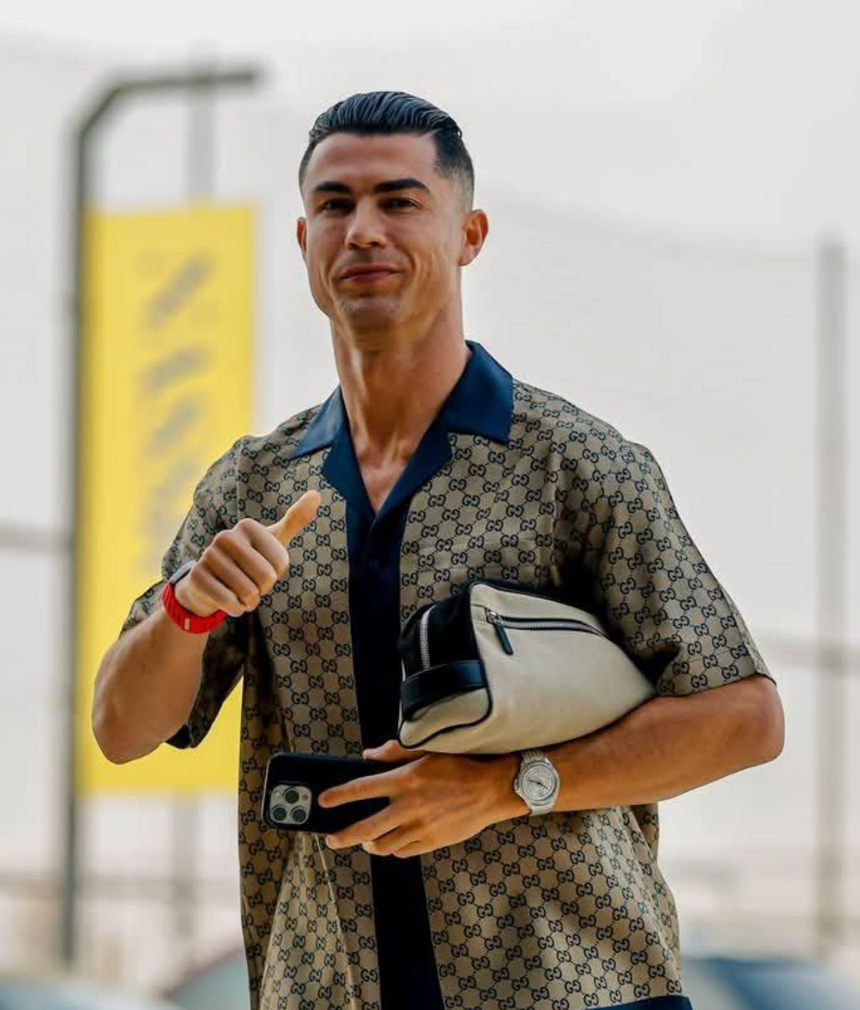 Ronaldo d&ugrave;ng điện thoại g&igrave;?- Ảnh 1.