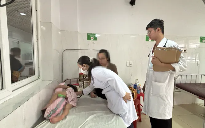 C&uacute;m m&ugrave;a ở trẻ: Cảnh gi&aacute;c biến chứng, nhận biết dấu hiệu nặng - Ảnh 1.
