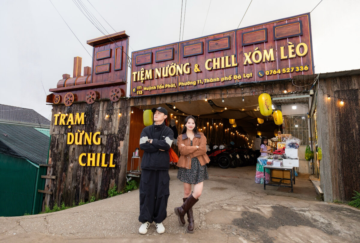 Tiệm Nướng Trạm Dừng Chill: một buổi chiều ăn BBQ, ngắm t&agrave;u cổ v&agrave; chờ Đ&agrave; Lạt l&ecirc;n đ&egrave;n - Ảnh 1.
