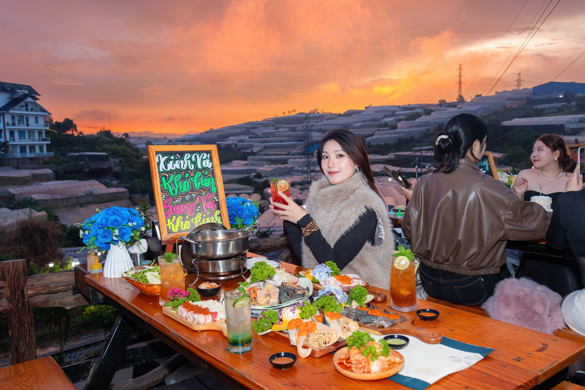 Tiệm Nướng Trạm Dừng Chill: một buổi chiều ăn BBQ, ngắm t&agrave;u cổ v&agrave; chờ Đ&agrave; Lạt l&ecirc;n đ&egrave;n - Ảnh 6.