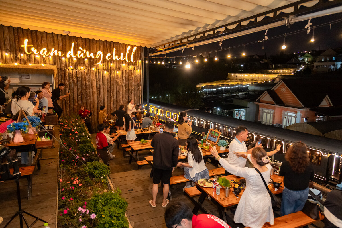 Tiệm Nướng Trạm Dừng Chill: một buổi chiều ăn BBQ, ngắm t&agrave;u cổ v&agrave; chờ Đ&agrave; Lạt l&ecirc;n đ&egrave;n - Ảnh 7.