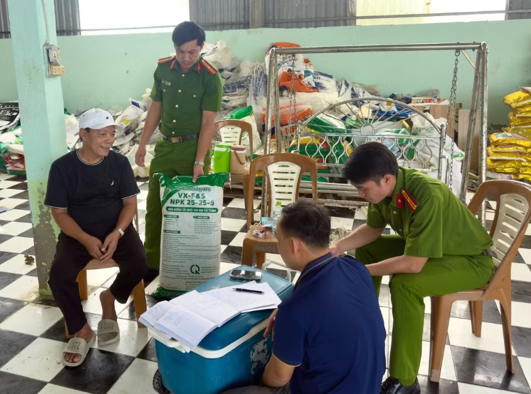 Thi h&agrave;nh lệnh bắt tạm giam &ocirc;ng chủ 2 c&ocirc;ng ty Hứa Văn Chọn SN 1980- Ảnh 1.