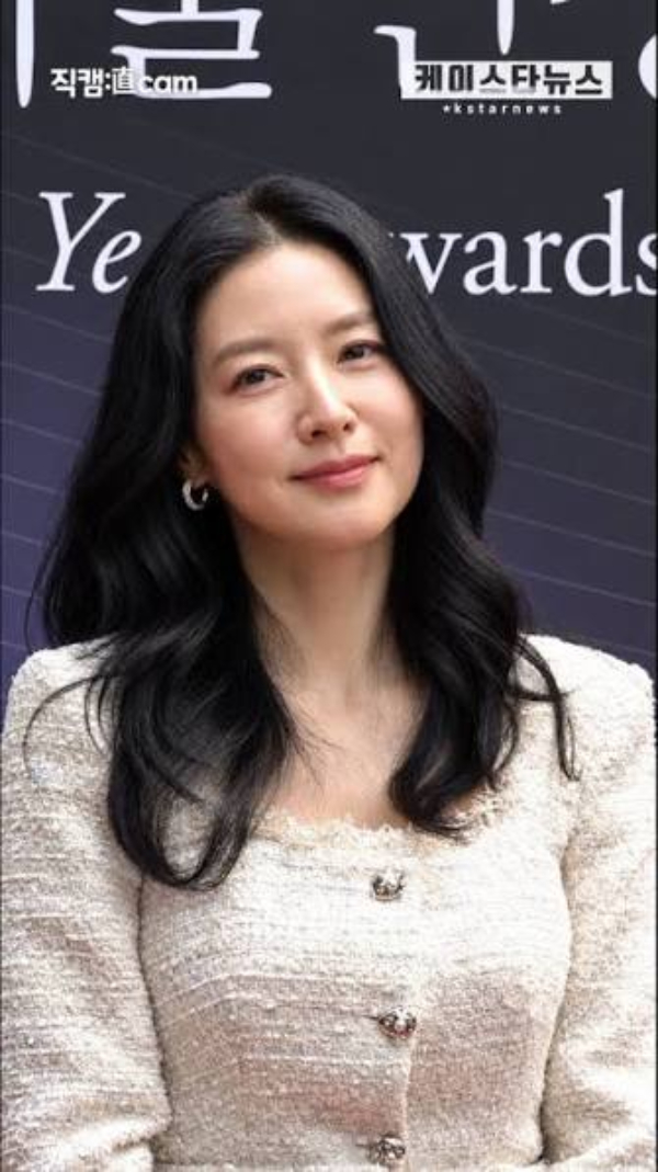 Tận mắt thấy nhan sắc &ldquo;N&agrave;ng Dae Jang Geum&rdquo; Lee Young Ae ngo&agrave;i đời m&agrave; ngớ cả người- Ảnh 1.