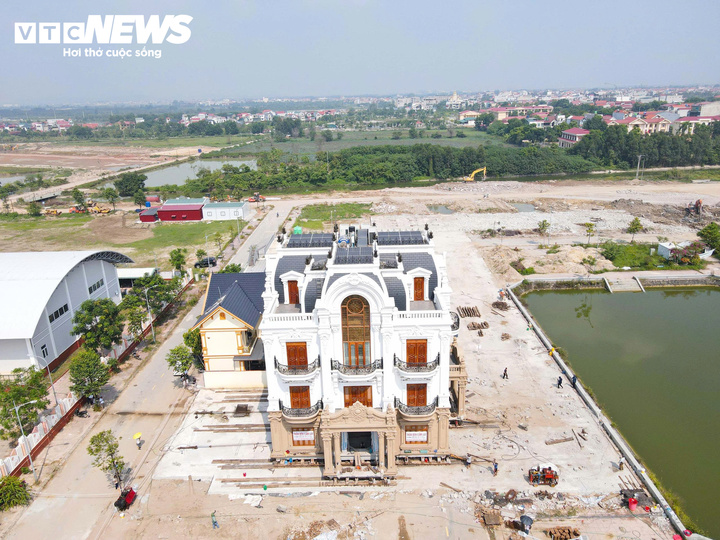 Biệt thự 4 tầng ở Bắc Ninh &ldquo;cập bến&rdquo; sau h&agrave;nh tr&igrave;nh di dời 200m- Ảnh 1.