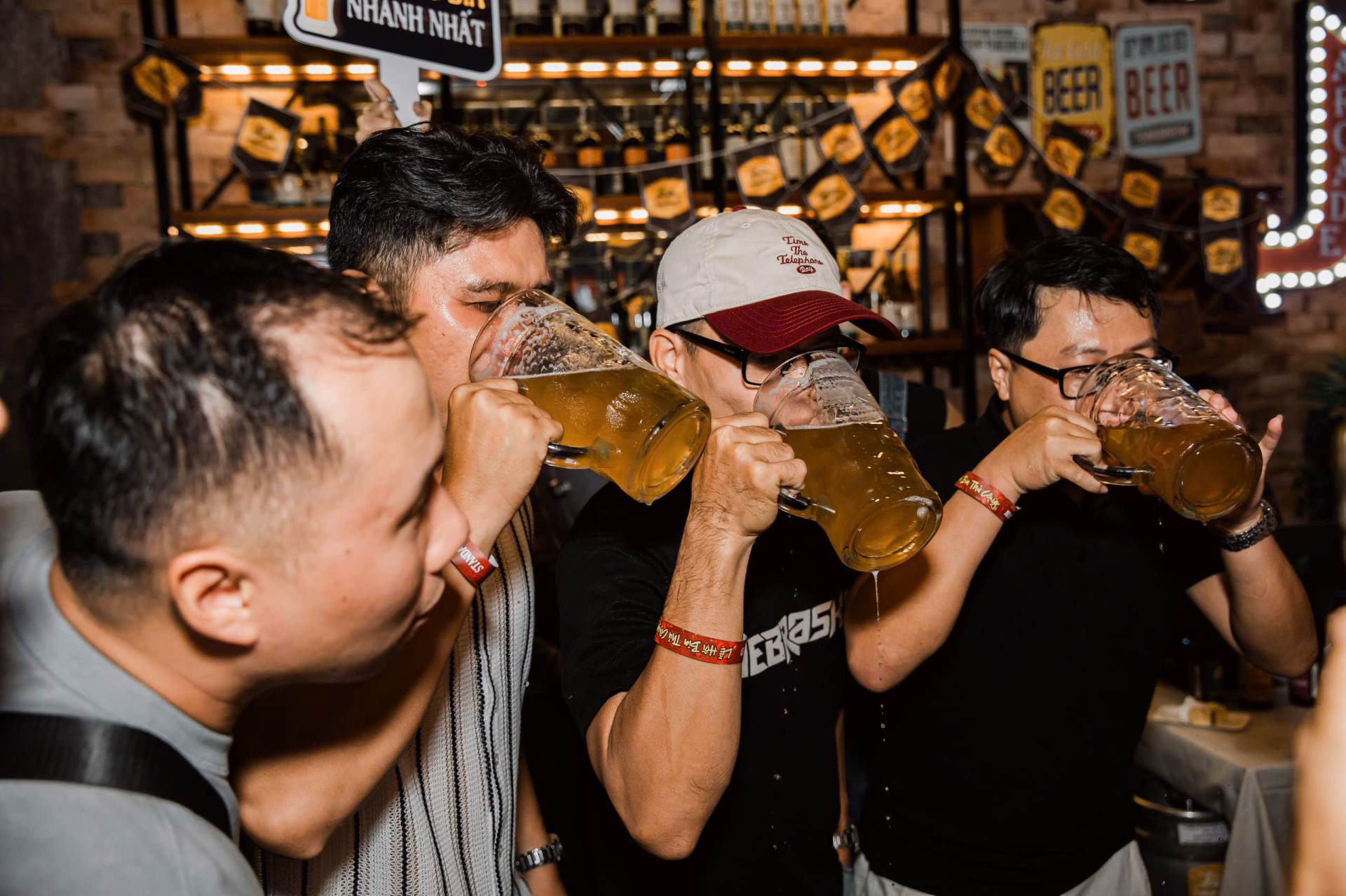 Từng mang sổ đỏ vay ng&acirc;n h&agrave;ng để nấu bia, giờ người đ&agrave;n &ocirc;ng Việt n&agrave;y c&oacute; hai nh&agrave; m&aacute;y 6.000m&sup2; v&agrave; 50 loại nấu bằng quế, sả, d&acirc;u tằm- Ảnh 8.