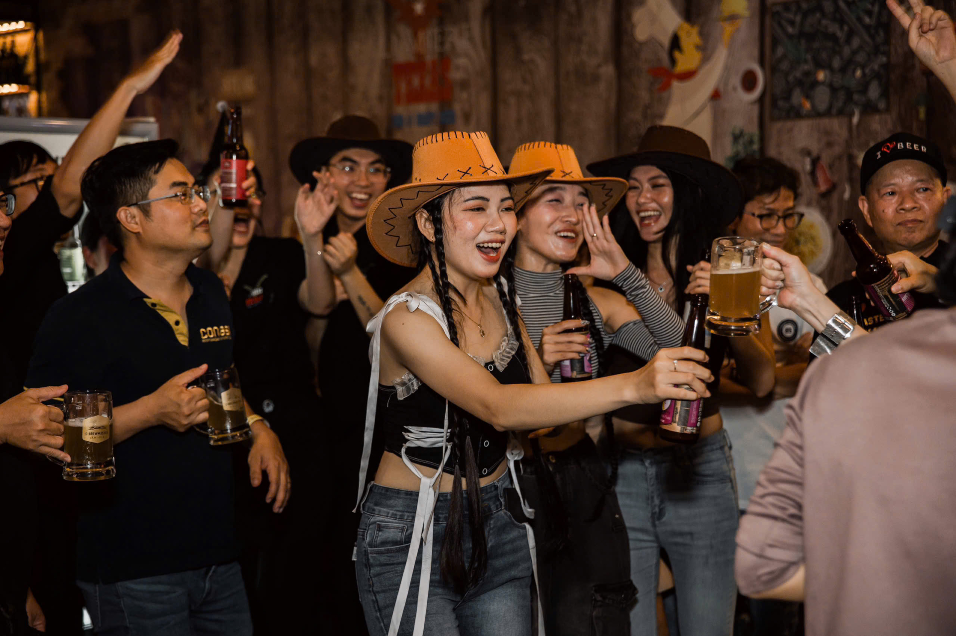 Từng mang sổ đỏ vay ng&acirc;n h&agrave;ng để nấu bia, giờ người đ&agrave;n &ocirc;ng Việt n&agrave;y c&oacute; hai nh&agrave; m&aacute;y 6.000m&sup2; v&agrave; 50 loại nấu bằng quế, sả, d&acirc;u tằm- Ảnh 7.