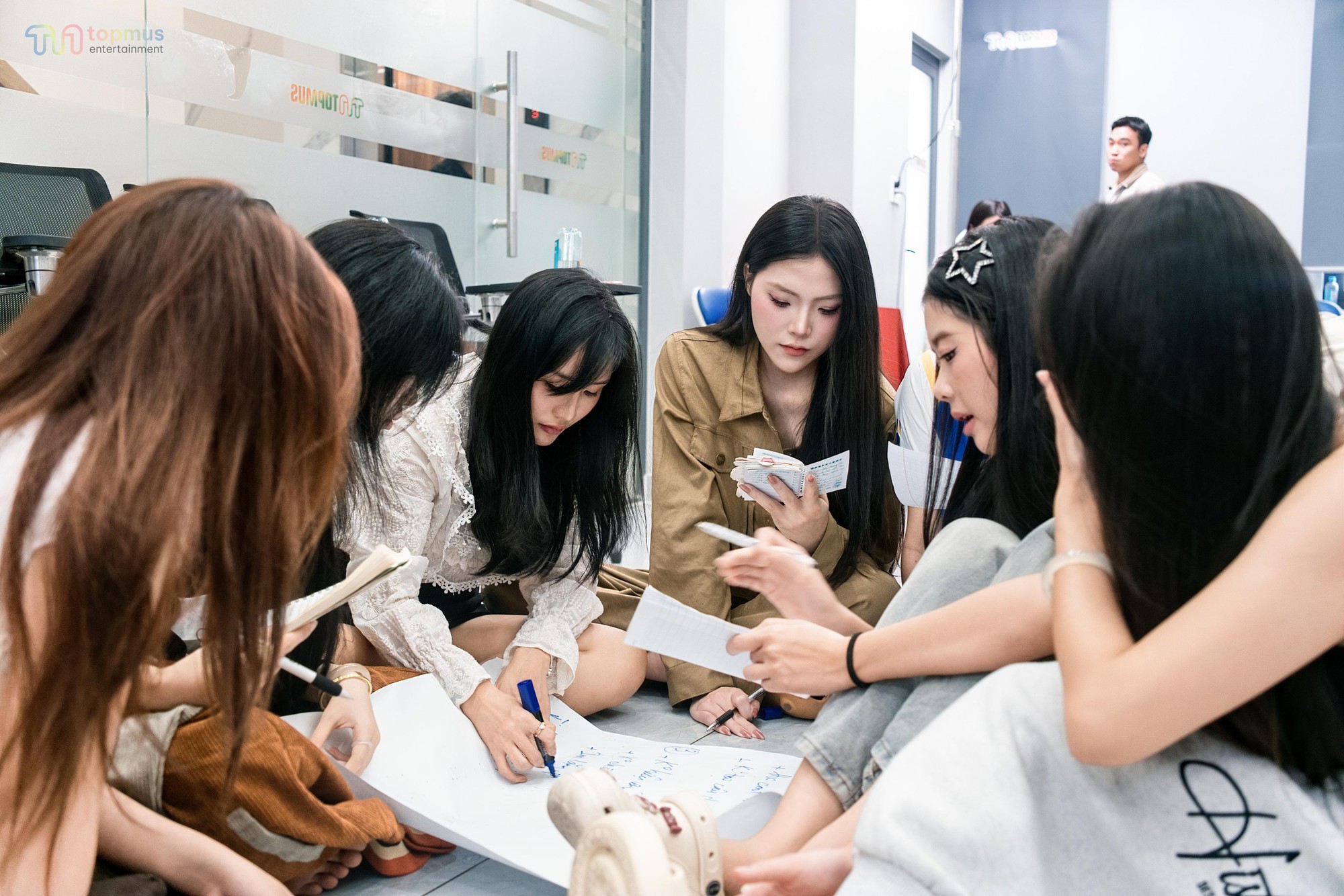 Giải mã mô hình Đại lý LIVE: Hậu trường livestream tại TOPMUS Entertainment - Ảnh 2.