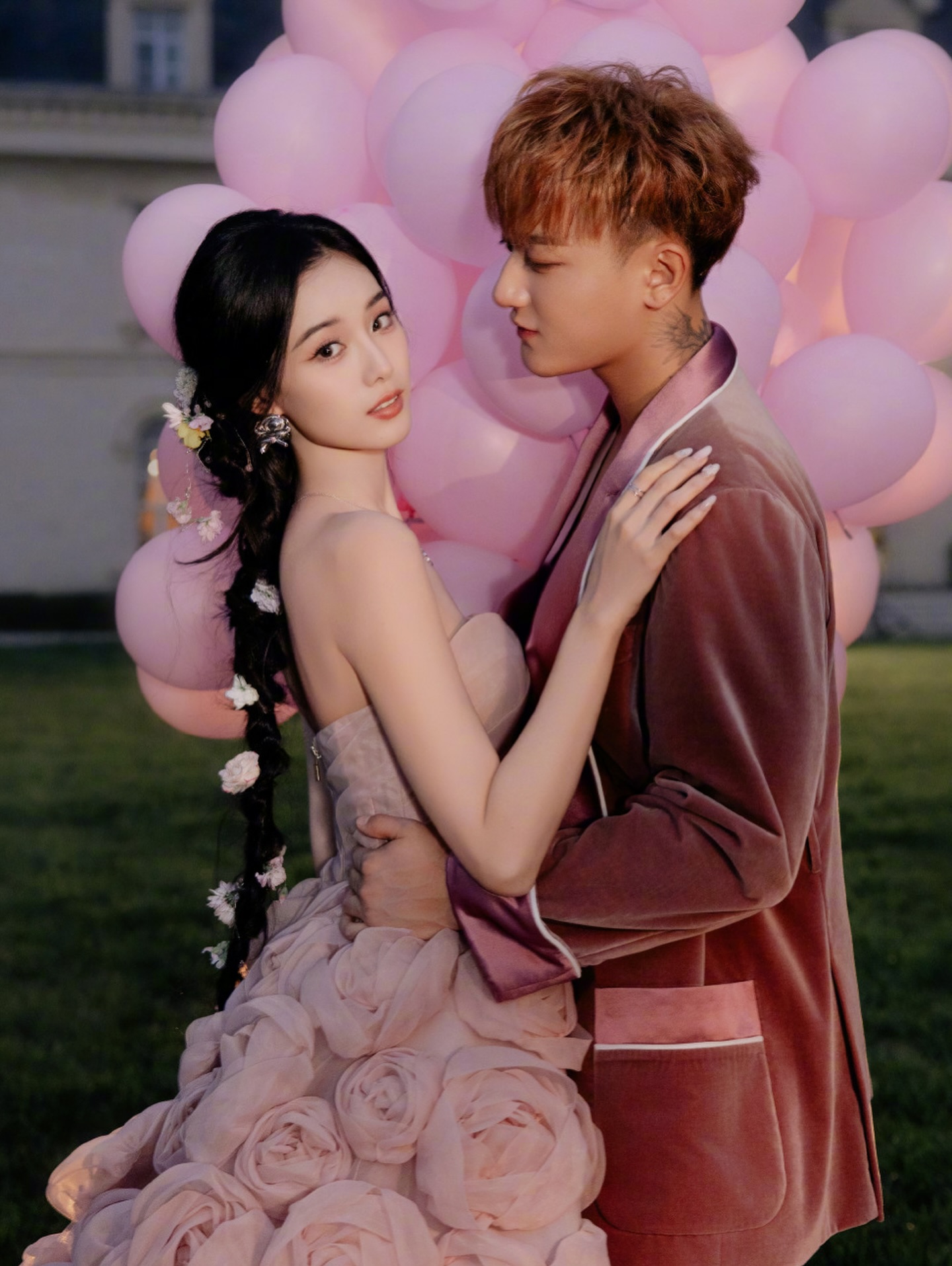 Hot nhất hôm nay: Chủ tịch showbiz và nàng thơ gen Z bất ngờ công khai con đầu lòng, bé trai đã cao gần chạm eo bố mẹ - Ảnh 10.