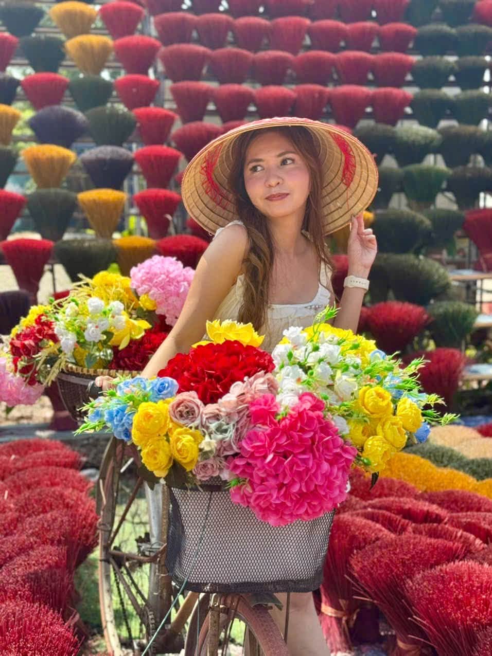 Chàng trai Philippines cầu hôn bạn gái giữa 1.500 kg tăm hương tại làng nghề Quảng Phú Cầu: Tiết lộ lý do đặc biệt và mức chi phí bất ngờ- Ảnh 9.