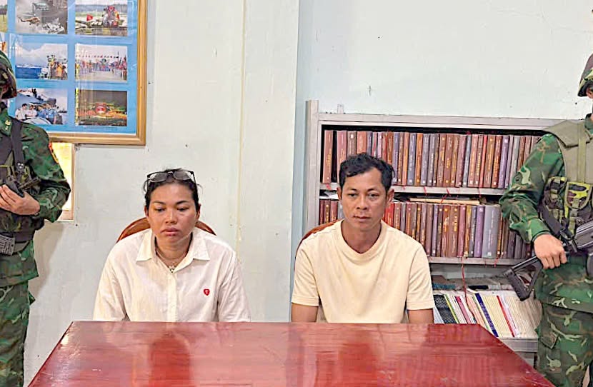 Giấu hơn 10 kg vàng trong túi nilon đen mang vào Việt Nam bán, đôi vợ chồng bị bắt- Ảnh 1.