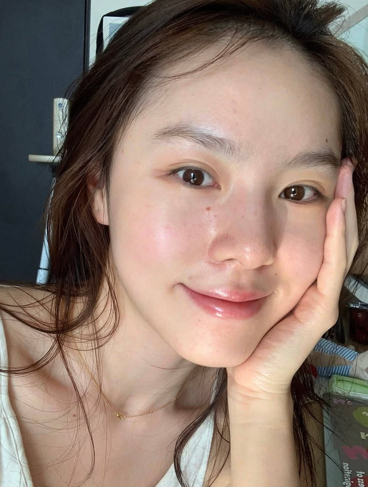 Th&ecirc;m 2-3 giọt mật ong v&agrave;o nước cho bước l&agrave;m sạch cuối sẽ gi&uacute;p da mềm mượt hơn khi trời hanh kh&ocirc;- Ảnh 2.