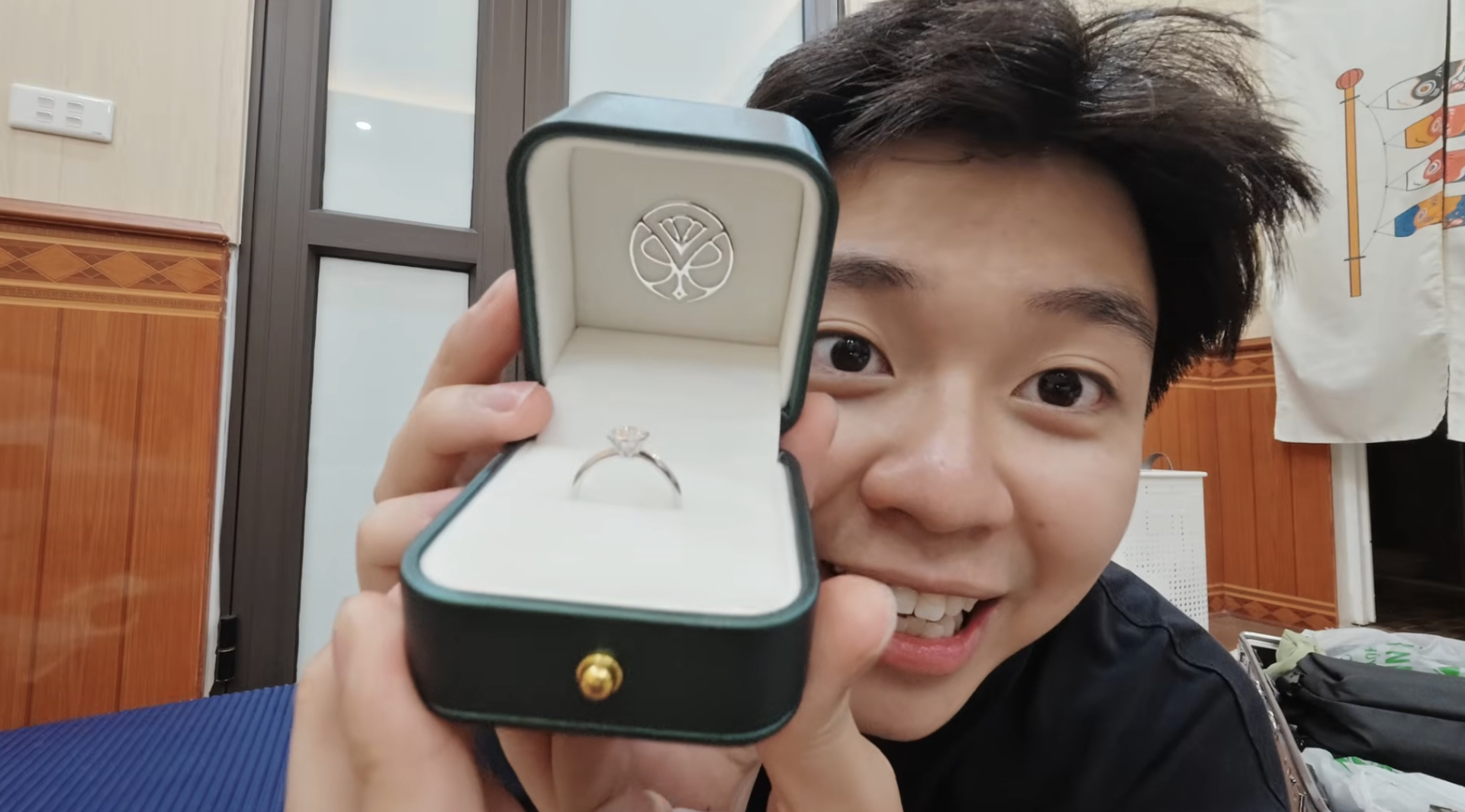 &ldquo;Em Trang y&ecirc;u&hellip;&rdquo; - H&agrave; C&ograve;i tung vlog cầu h&ocirc;n Meichan, lần đầu h&eacute; lộ buổi hẹn h&ograve; đầu ti&ecirc;n c&ograve;n xưng &ldquo;chị em&rdquo; - Ảnh 1.