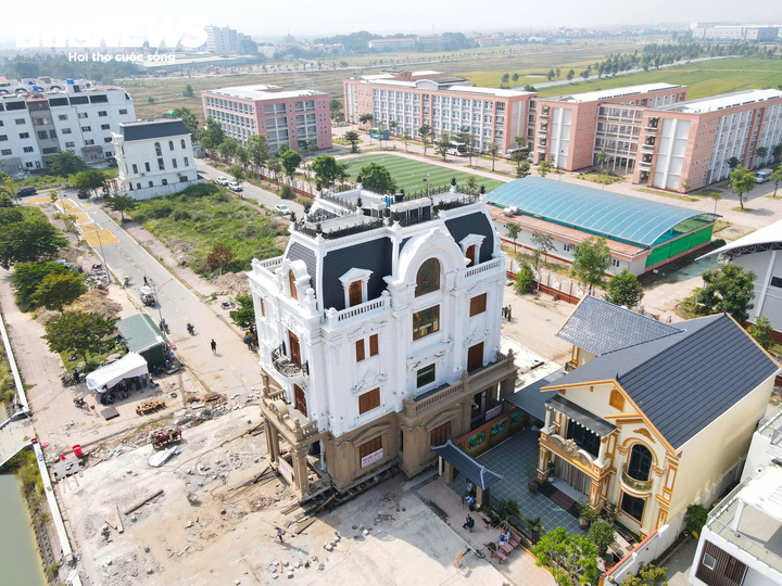 Biệt thự 4 tầng ở Bắc Ninh &ldquo;cập bến&rdquo; sau h&agrave;nh tr&igrave;nh di dời 200m- Ảnh 2.