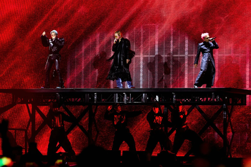 Chưa đến 2 triệu đồng đ&atilde; sở hữu lightstick mới của BIGBANG, cảnh tượng g&acirc;y cho&aacute;ng ngay l&uacute;c n&agrave;y tại H&agrave; Nội- Ảnh 13.