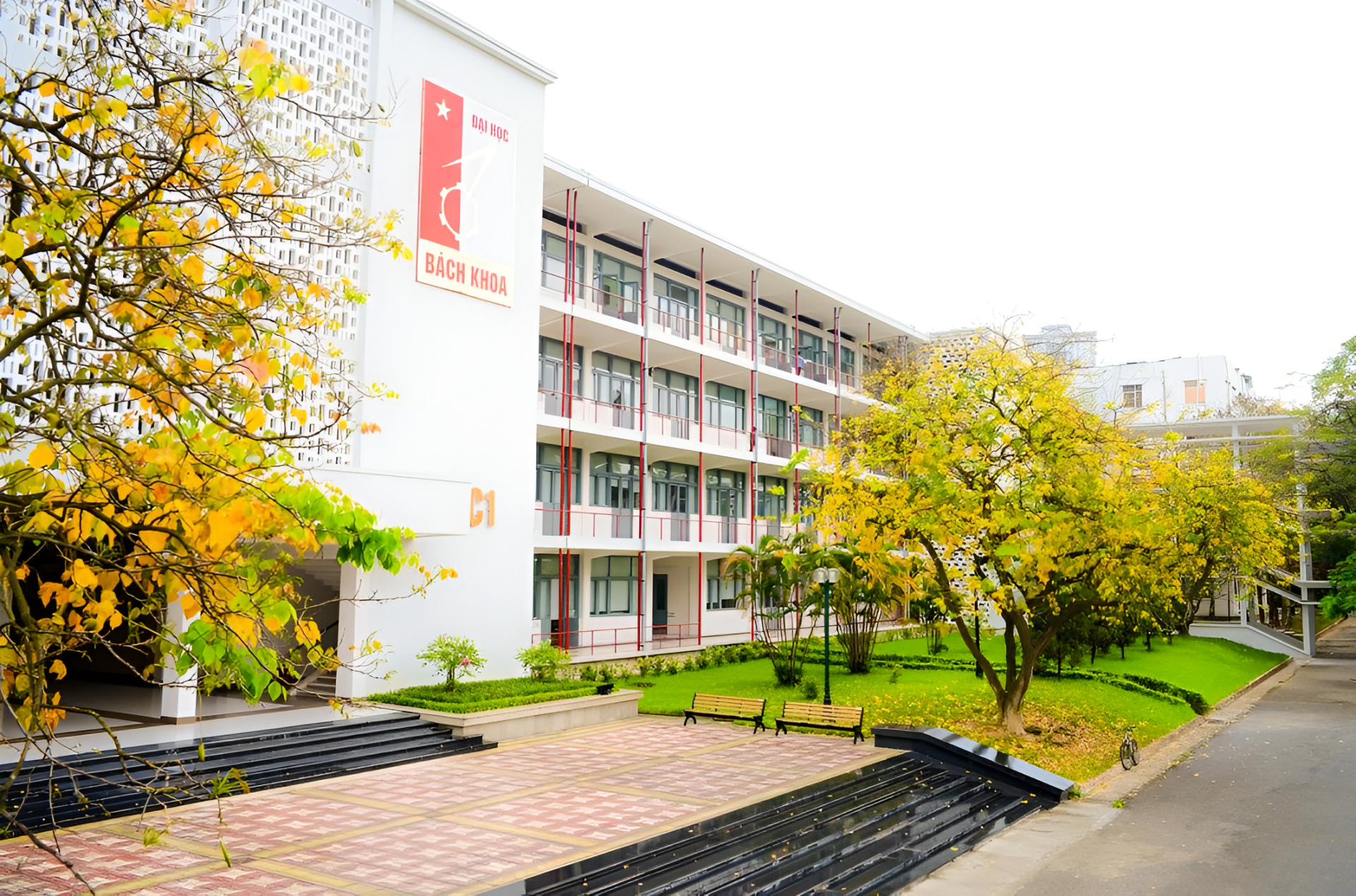 Bức ảnh chụp 2 người đ&agrave;n &ocirc;ng SN 1972 tại lễ kỷ niệm 70 năm th&agrave;nh lập ĐH B&aacute;ch khoa H&agrave; Nội: T&agrave;i năng tr&agrave;n m&agrave;n h&igrave;nh!- Ảnh 2.