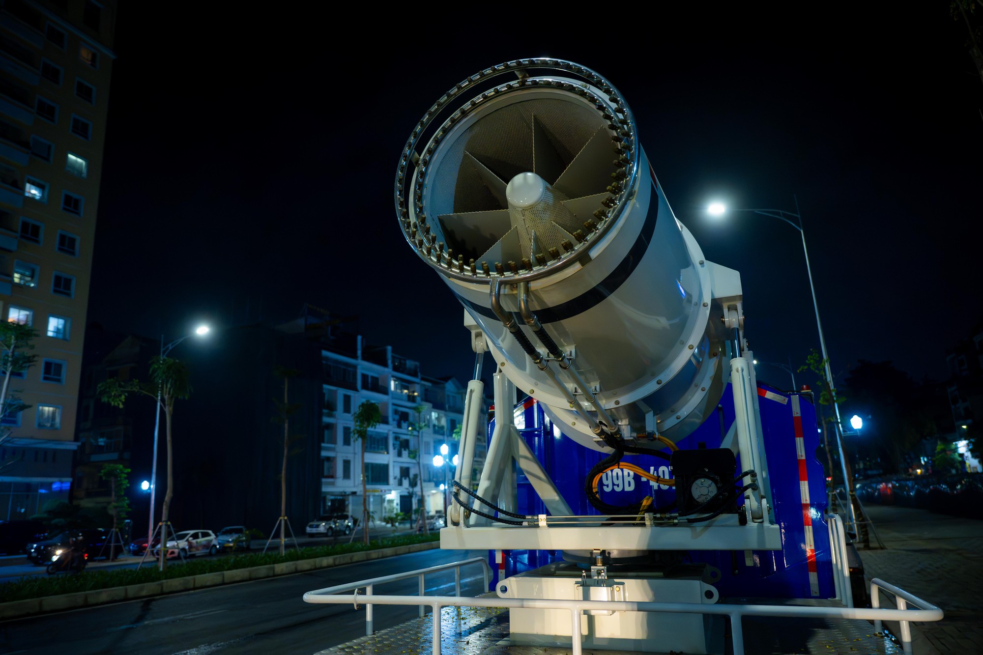 Cận cảnh chiếc xe chở theo 5.300m3 nước di chuyển qua 6 tuyến đường H&agrave; Nội l&uacute;c 23h khuya- Ảnh 3.