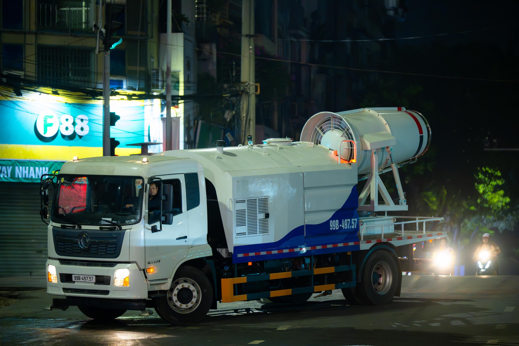 Cận cảnh chiếc xe chở theo 5.300m3 nước di chuyển qua 6 tuyến đường H&agrave; Nội l&uacute;c 23h khuya- Ảnh 1.