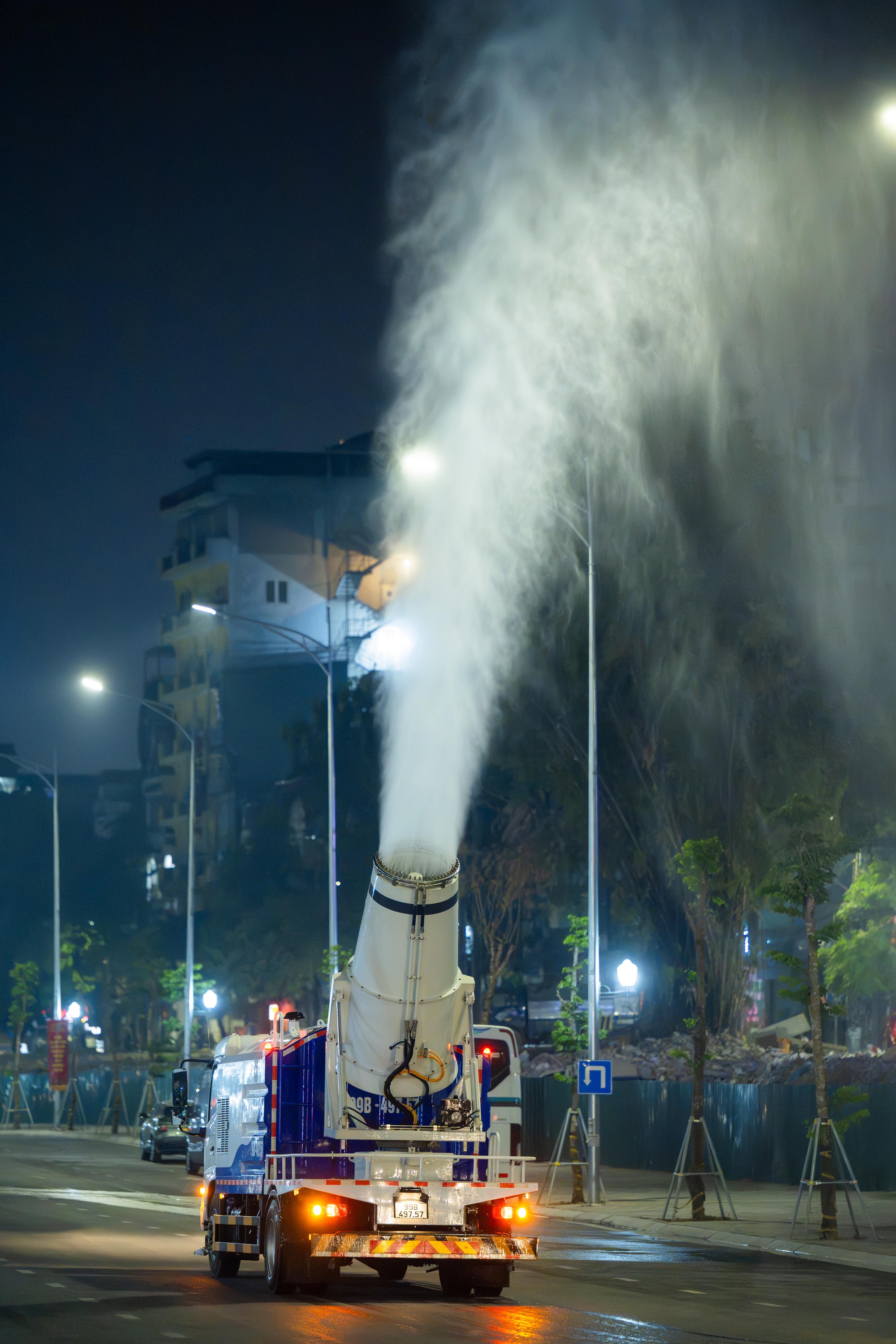 Cận cảnh chiếc xe chở theo 5.300m3 nước di chuyển qua 6 tuyến đường H&agrave; Nội l&uacute;c 23h khuya- Ảnh 7.