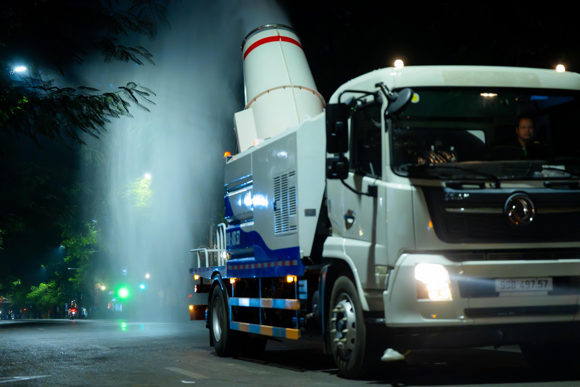 Cận cảnh chiếc xe chở theo 5.300m3 nước di chuyển qua 6 tuyến đường H&agrave; Nội l&uacute;c 23h khuya- Ảnh 10.