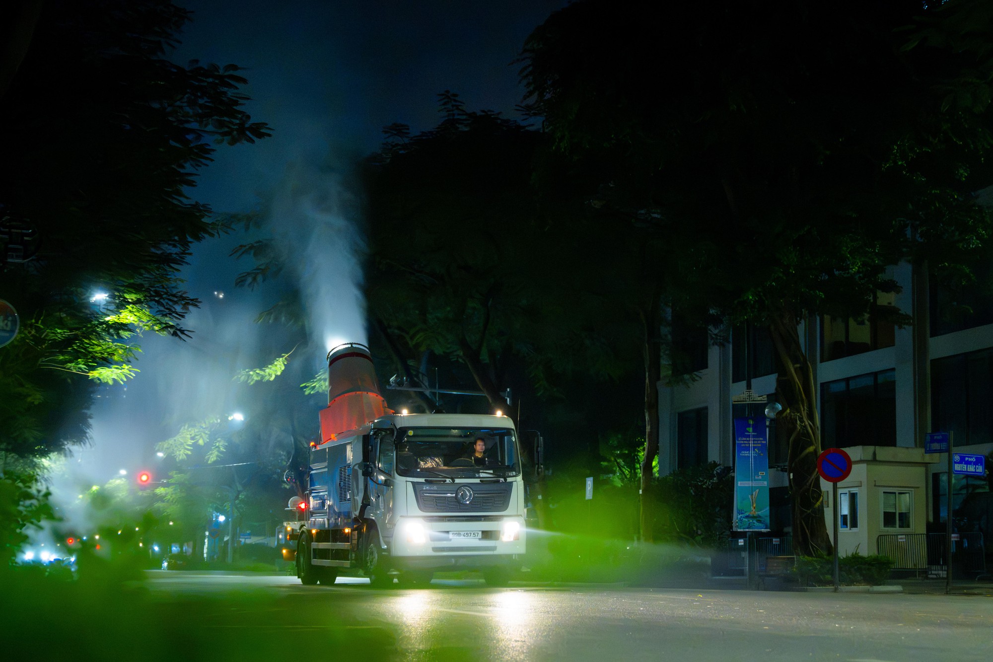Cận cảnh chiếc xe chở theo 5.300m3 nước di chuyển qua 6 tuyến đường H&agrave; Nội l&uacute;c 23h khuya- Ảnh 5.