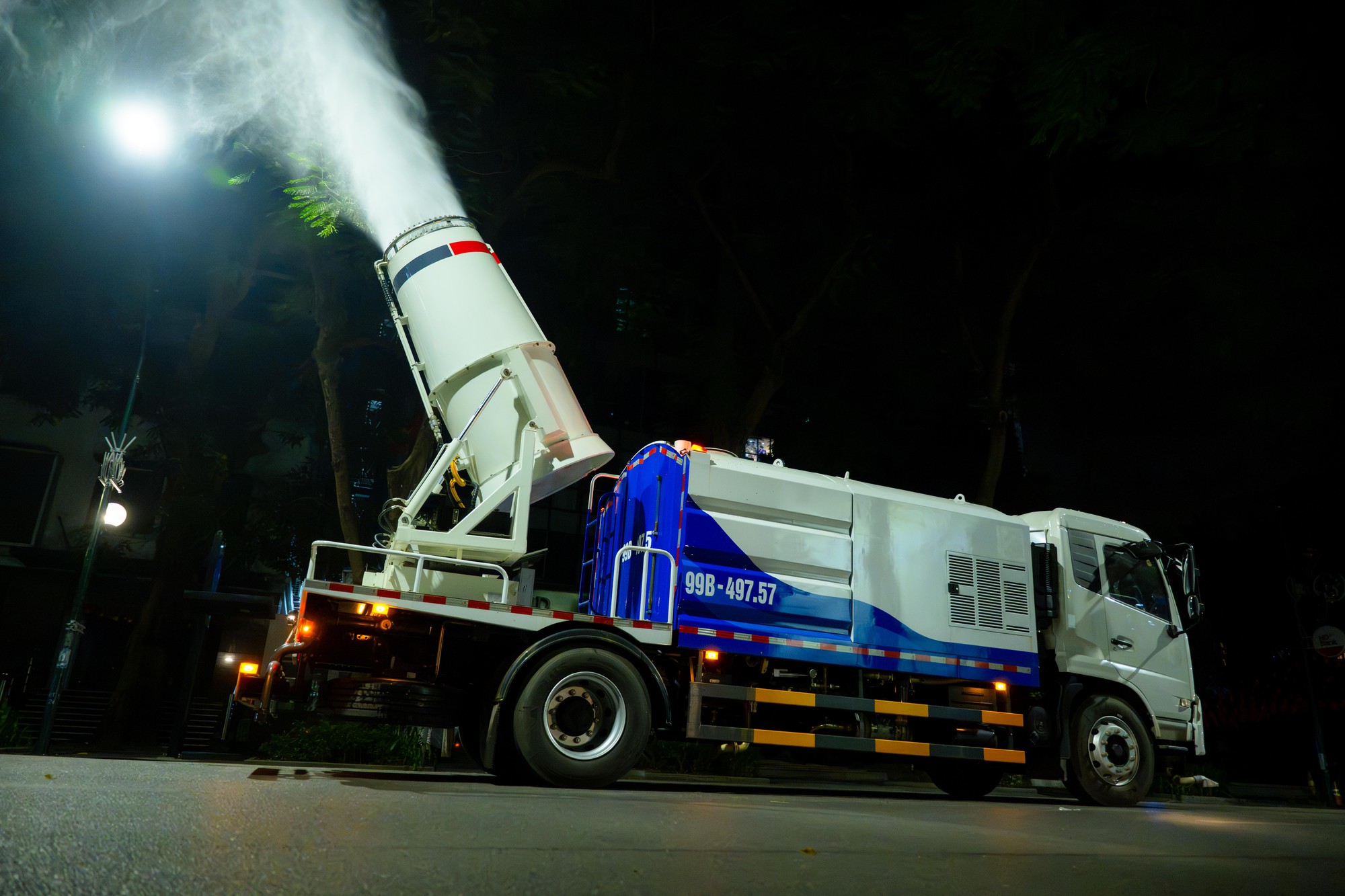Cận cảnh chiếc xe chở theo 5.300m3 nước di chuyển qua 6 tuyến đường H&agrave; Nội l&uacute;c 23h khuya- Ảnh 6.