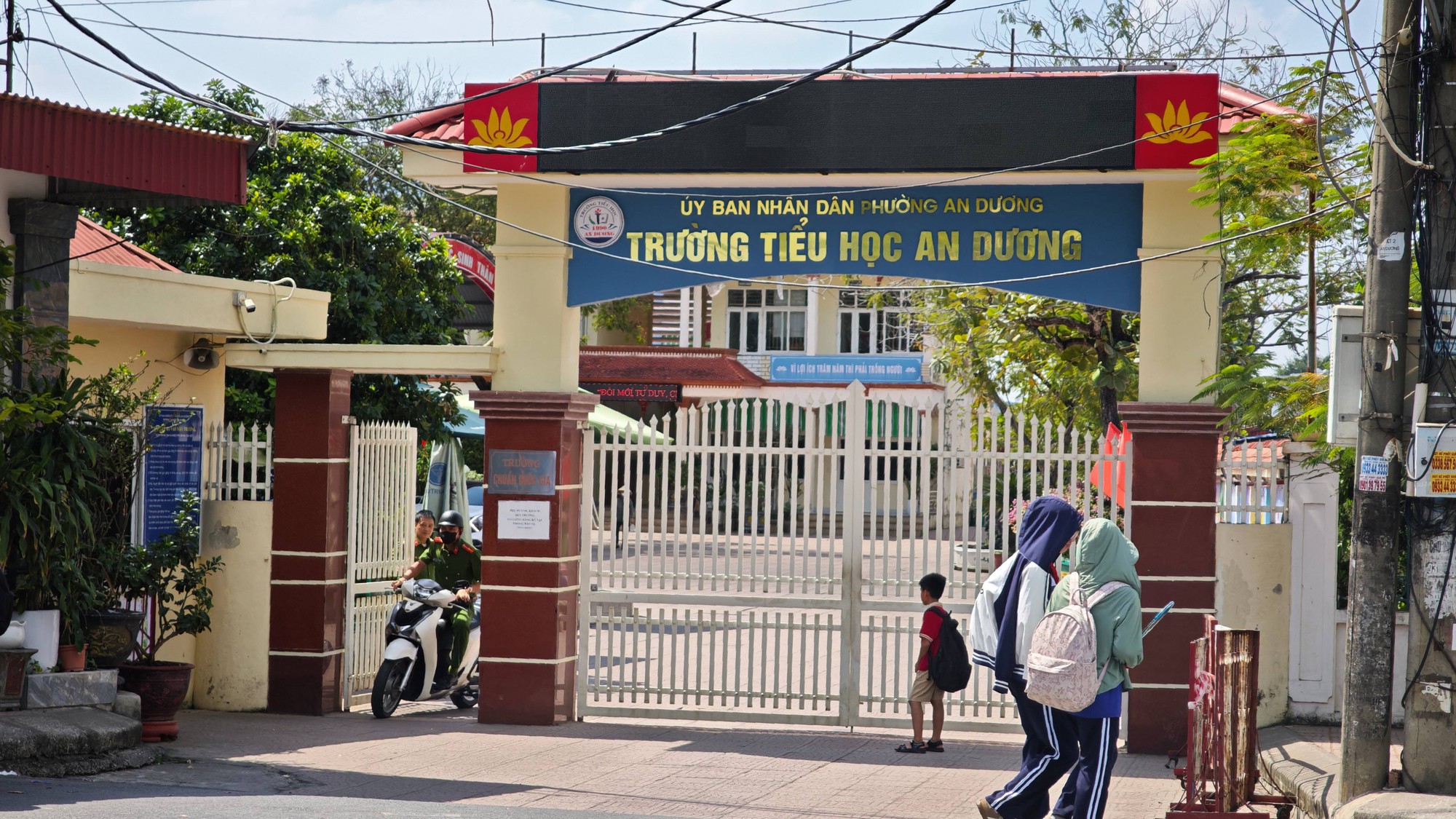 Lời kể đau lòng của bố bé trai lớp 1 tử vong sau giờ tan học ở Hải Phòng: “Hôm qua cháu còn nói chuyện mà nay phải đưa nó ra đồng thế này”- Ảnh 3.
