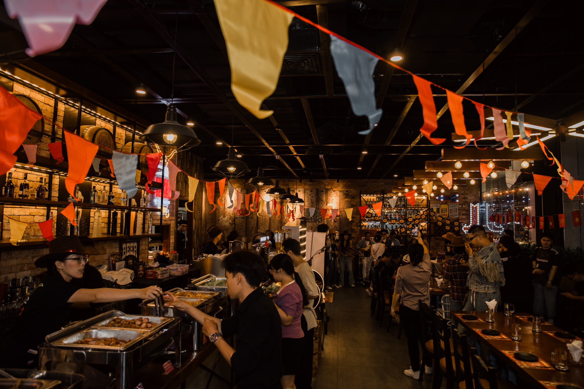 Từng mang sổ đỏ vay ng&acirc;n h&agrave;ng để nấu bia, giờ người đ&agrave;n &ocirc;ng Việt n&agrave;y c&oacute; hai nh&agrave; m&aacute;y 6.000m&sup2; v&agrave; 50 loại nấu bằng quế, sả, d&acirc;u tằm- Ảnh 10.