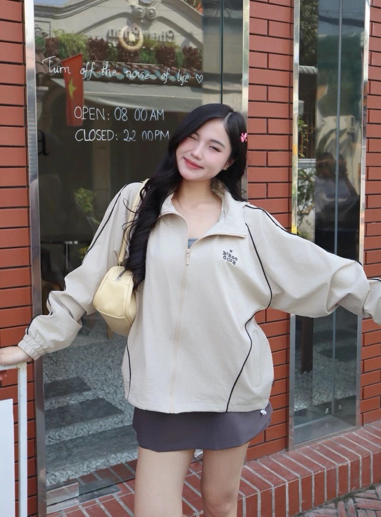 Chiếc &aacute;o kh&ocirc;ng thể thiếu trong tủ đồ thu đ&ocirc;ng: Nam nữ diện đều "over hợp"- Ảnh 4.