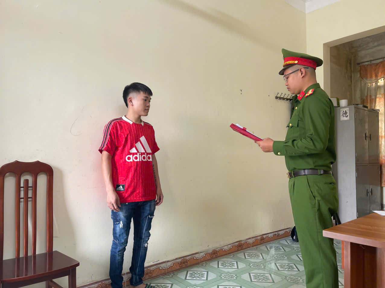 Công an bất ngờ kiểm tra cửa hàng Dương Dolce, khởi tố Nguyễn Văn Dương SN 2000- Ảnh 1.