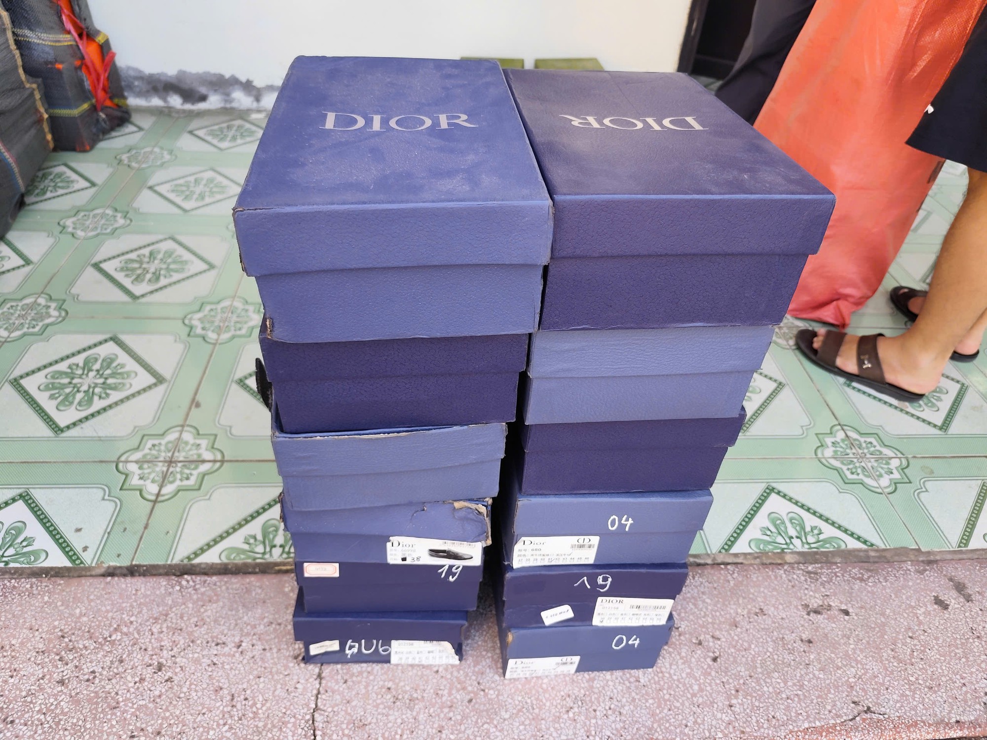Công an bất ngờ kiểm tra cửa hàng Dương Dolce, khởi tố Nguyễn Văn Dương SN 2000- Ảnh 2.