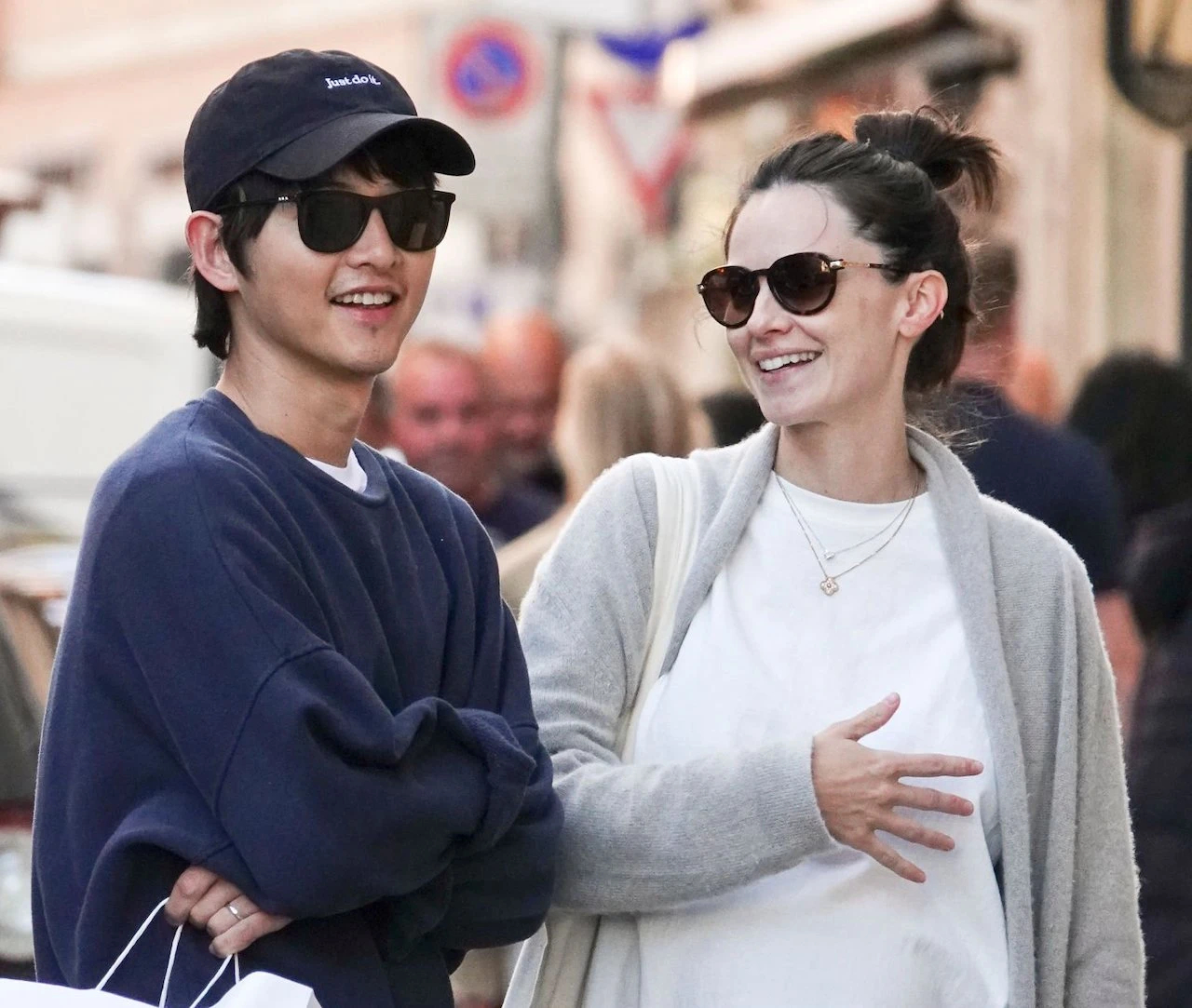 B&oacute;c trần h&ocirc;n nh&acirc;n của Song Joong Ki v&agrave; vợ T&acirc;y- Ảnh 2.
