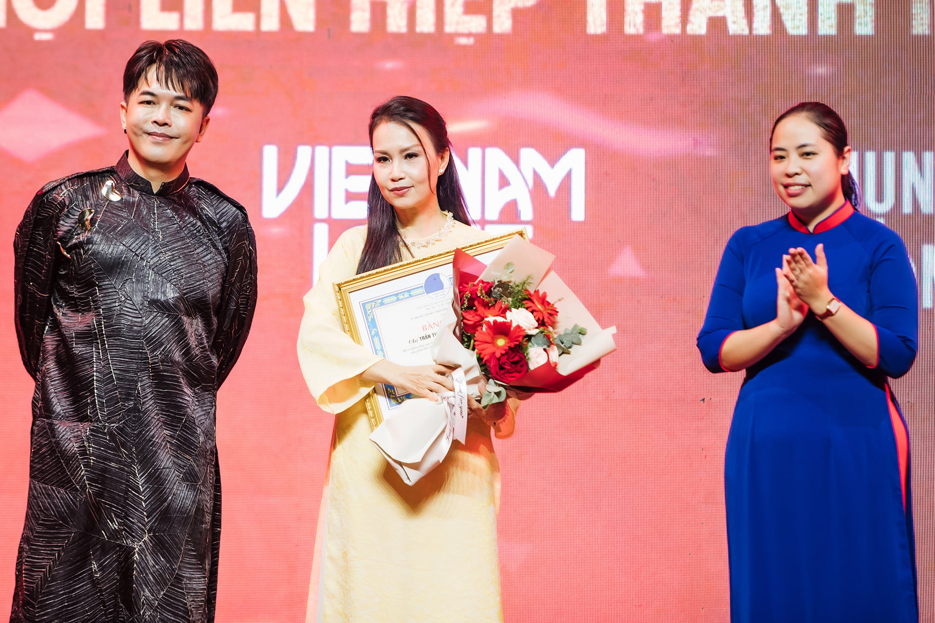 Chị g&aacute;i ca sĩ gi&agrave;u nhất Việt Nam: Ở biệt thự trăm tỷ chỉ m&ecirc; h&aacute;i rau, được nhận bằng khen danh gi&aacute; cấp quốc gia- Ảnh 5.