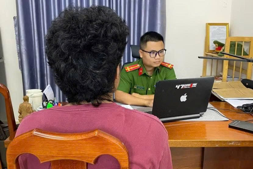 Nam sinh 2008 ở TP.HCM gọi điện nhờ bố mẹ chuyển khoản 1,2 tỷ đồng, 30 ph&uacute;t sau được c&ocirc;ng an đưa đi - Ảnh 1.