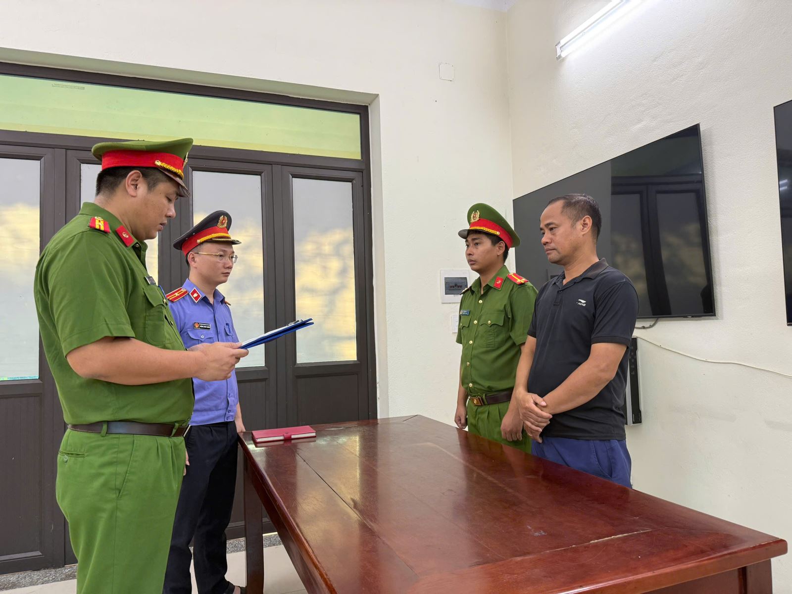 Khởi tố hai đối tượng mua b&aacute;n 750kg thịt lợn nhiễm vi r&uacute;t dịch tả lợn ch&acirc;u Phi chế biến thịt sấy, lạp sườn- Ảnh 1.
