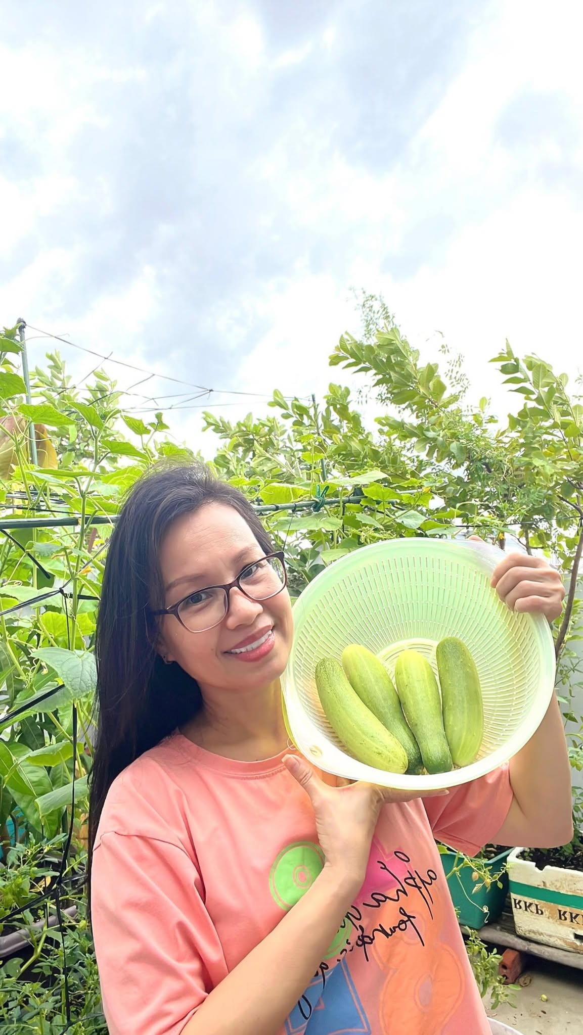 Chị g&aacute;i ca sĩ gi&agrave;u nhất Việt Nam: Ở biệt thự trăm tỷ chỉ m&ecirc; h&aacute;i rau, được nhận bằng khen danh gi&aacute; cấp quốc gia- Ảnh 9.