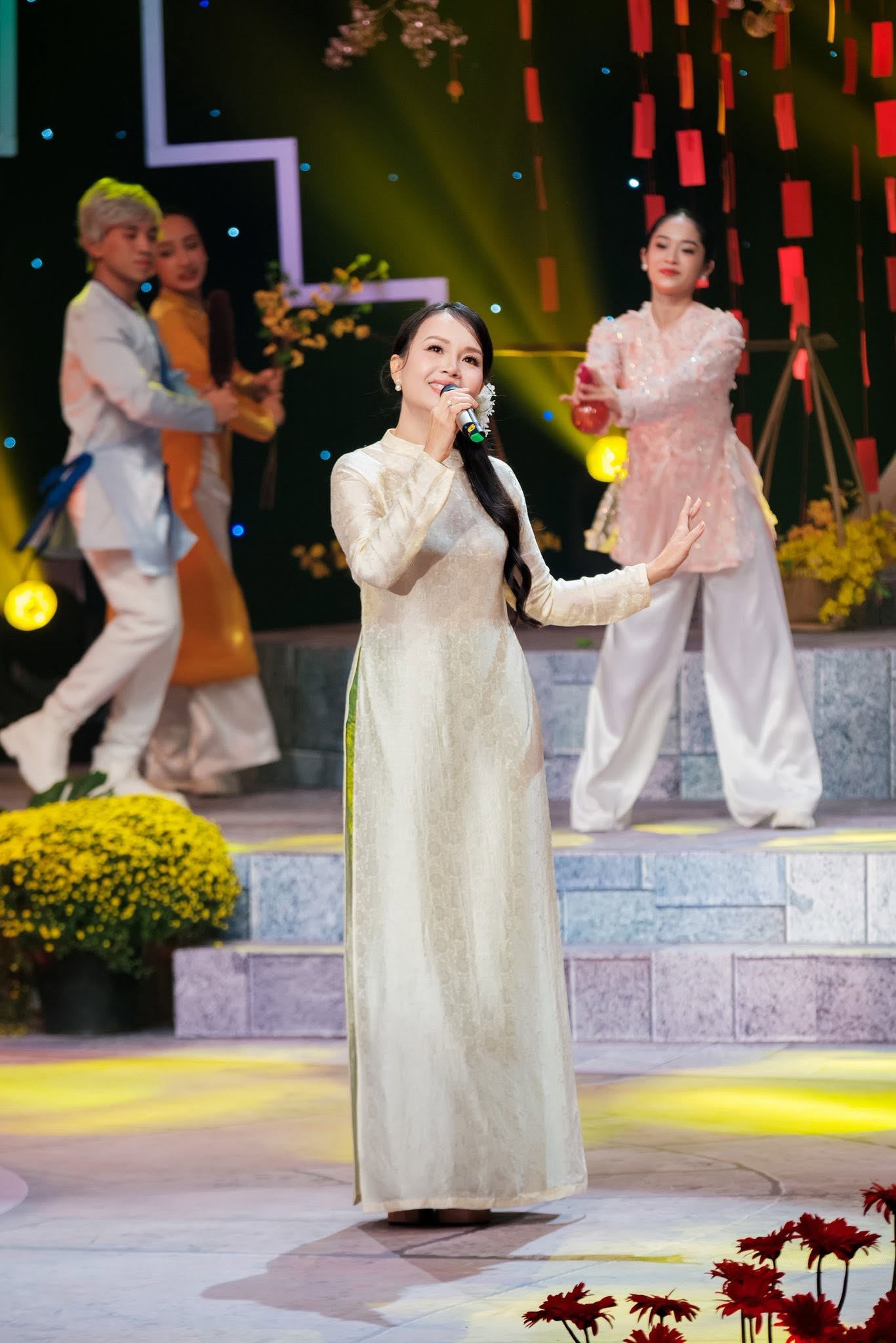Chị g&aacute;i ca sĩ gi&agrave;u nhất Việt Nam: Ở biệt thự trăm tỷ chỉ m&ecirc; h&aacute;i rau, được nhận bằng khen danh gi&aacute; cấp quốc gia- Ảnh 2.
