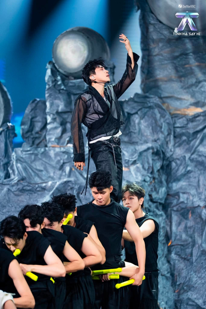 Nam ca sĩ vừa gặp sự cố "ngượng chín mặt" ở concert Tinh Hà Say Hi, may là có visual sáng tỏa tự tin chữa cháy!- Ảnh 10.