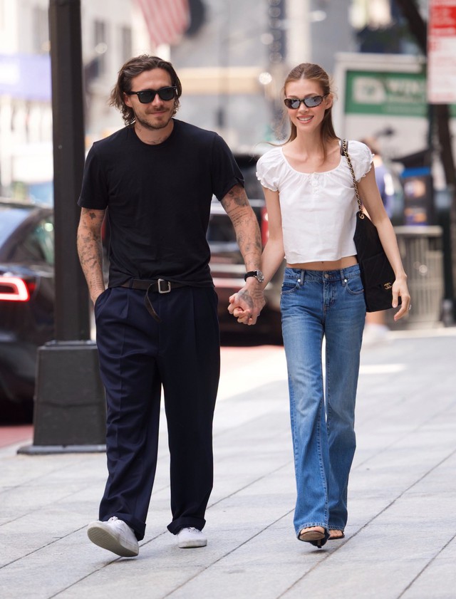 Con d&acirc;u Victoria Beckham xuống phố đập tan tin đồn- Ảnh 5.