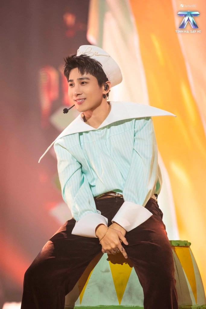 Nam ca sĩ vừa gặp sự cố "ngượng chín mặt" ở concert Tinh Hà Say Hi, may là có visual sáng tỏa tự tin chữa cháy!- Ảnh 8.