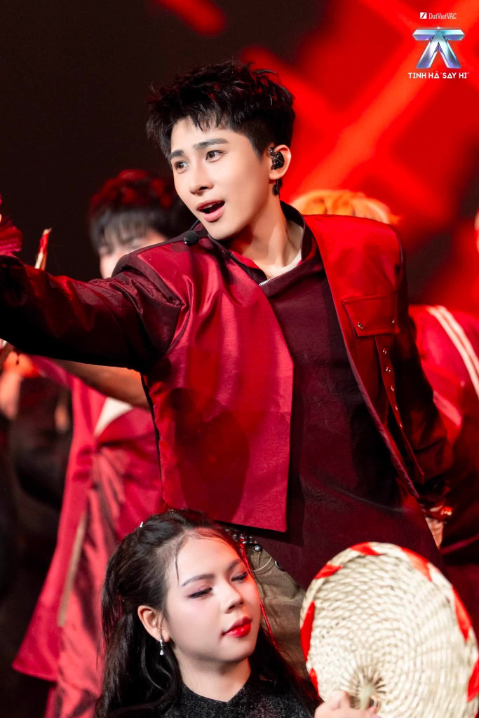 Nam ca sĩ vừa gặp sự cố "ngượng chín mặt" ở concert Tinh Hà Say Hi, may là có visual sáng tỏa tự tin chữa cháy!- Ảnh 11.