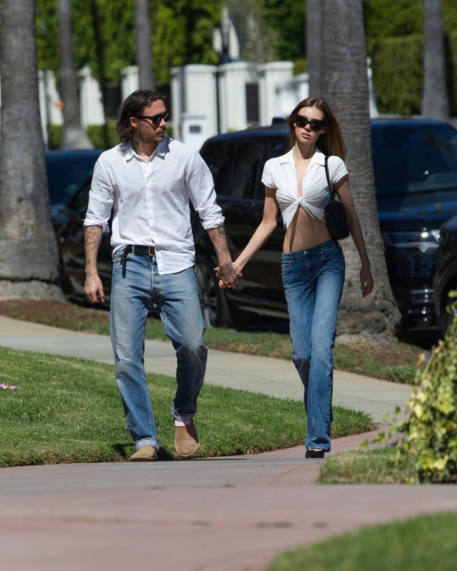 Con d&acirc;u Victoria Beckham xuống phố đập tan tin đồn- Ảnh 1.