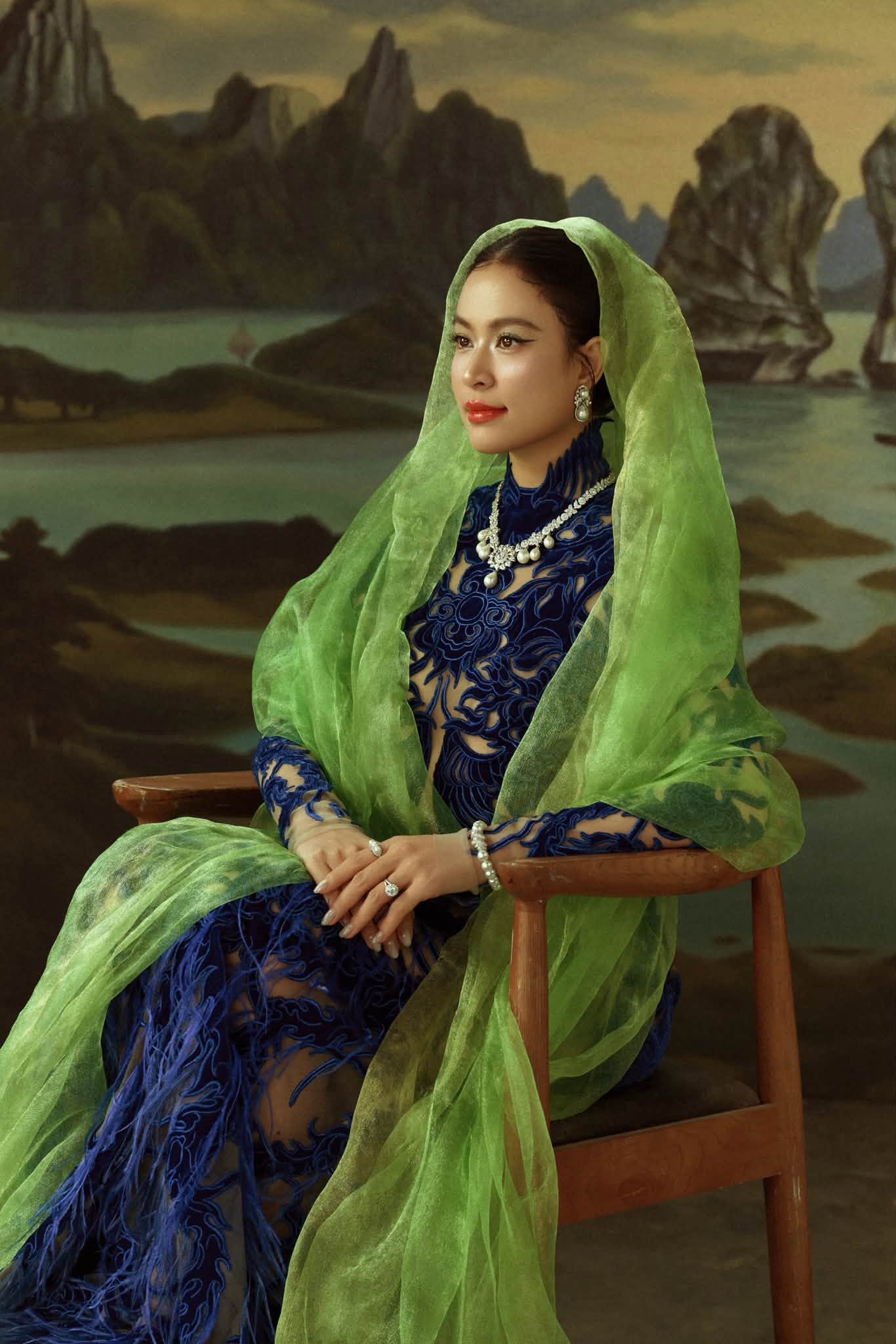 Giải m&atilde; MV Thầy D&ugrave;i của Ho&agrave;ng Th&ugrave;y Linh: Vũ trụ văn h&oacute;a nhiệm m&agrave;u, n&acirc;ng cấp từ ca dao tục ngữ đến hội họa đầy t&iacute;nh điện ảnh- Ảnh 3.