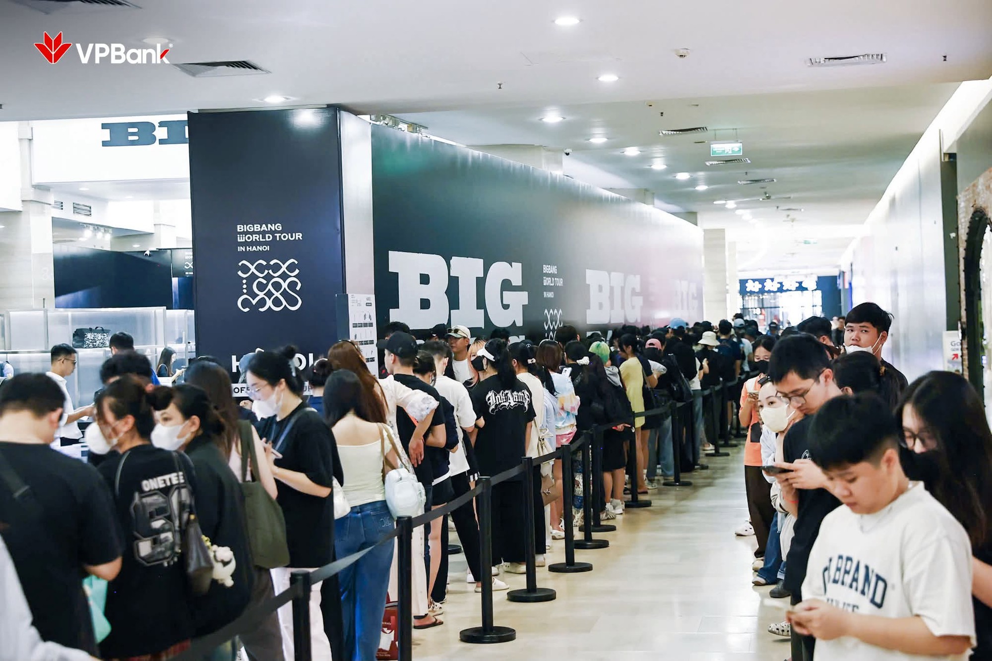 B&ecirc;n trong pop-up store BIGBANG hot nhất l&uacute;c n&agrave;y tại H&agrave; Nội: V.I.P xếp h&agrave;ng d&agrave;i cả c&acirc;y số, lightstick 20 năm lung linh cỡ n&agrave;y- Ảnh 3.