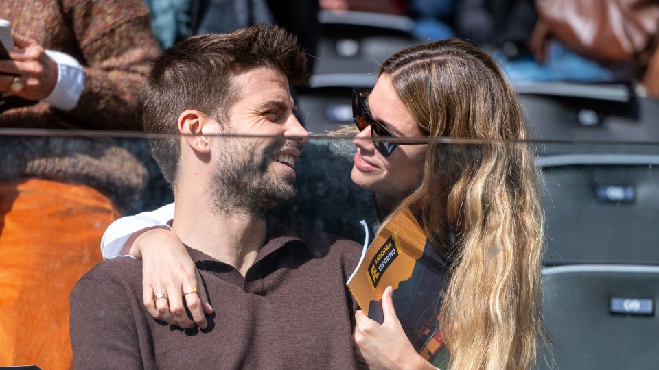 Vừa đối đầu ở t&ograve;a &aacute;n với Shakira, Gerard Pique đ&atilde; quấn qu&yacute;t b&ecirc;n t&igrave;nh trẻ- Ảnh 1.