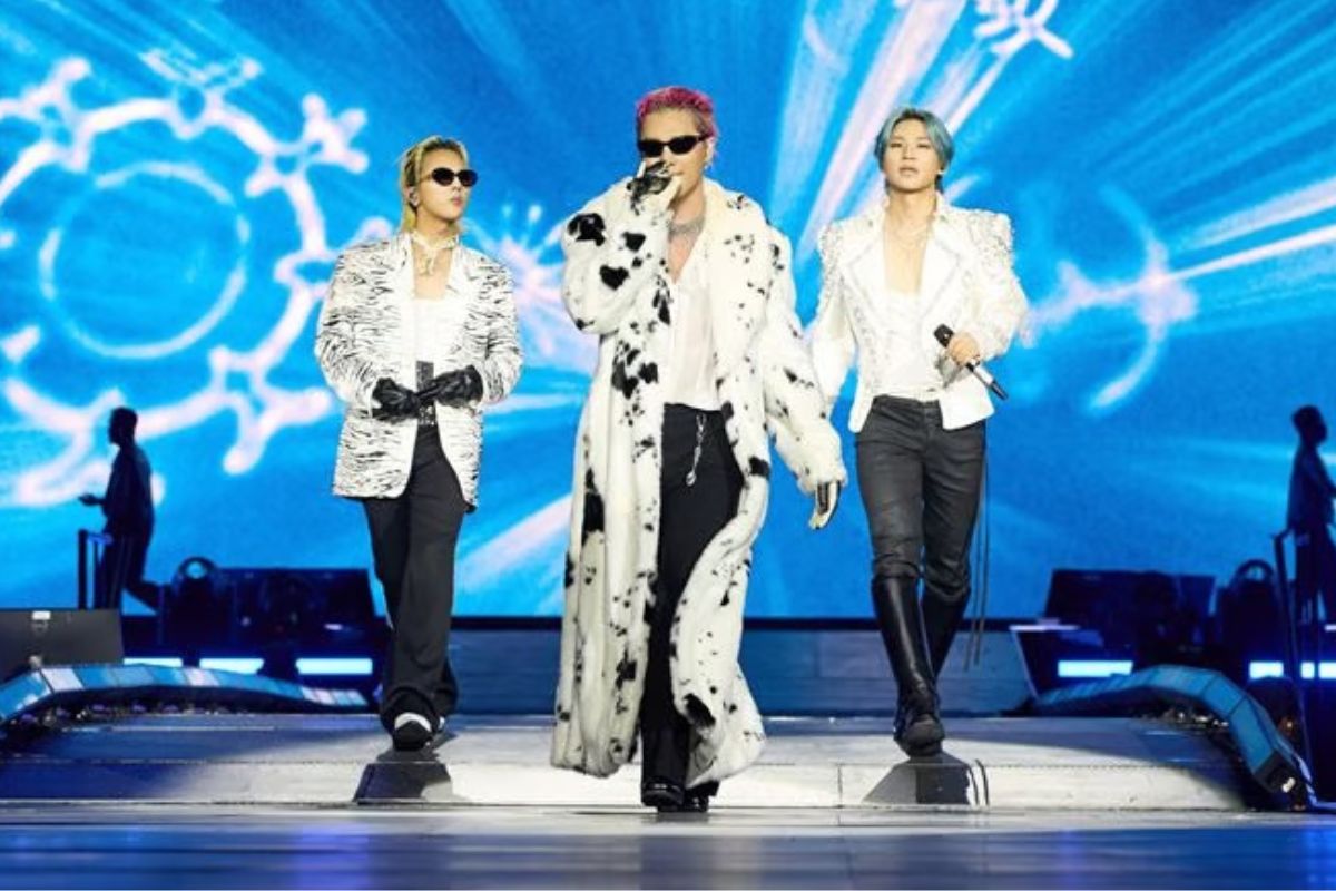 Ng&agrave;y đầu mở b&aacute;n merchandise ch&iacute;nh thức của BIGBANG tại H&agrave; Nội: V.I.P n&ocirc; nức săn lightstick 20 năm, kh&ocirc;ng kh&iacute; concert đang n&oacute;ng l&ecirc;n từng giờ- Ảnh 9.