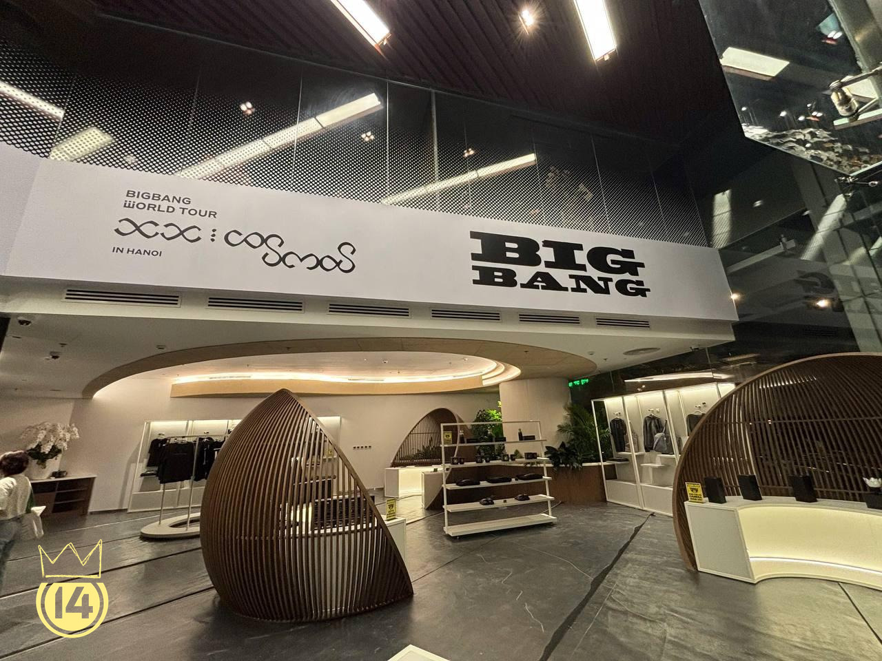 Ng&agrave;y đầu mở b&aacute;n merchandise ch&iacute;nh thức của BIGBANG tại H&agrave; Nội: V.I.P n&ocirc; nức săn lightstick 20 năm, kh&ocirc;ng kh&iacute; concert đang n&oacute;ng l&ecirc;n từng giờ- Ảnh 3.