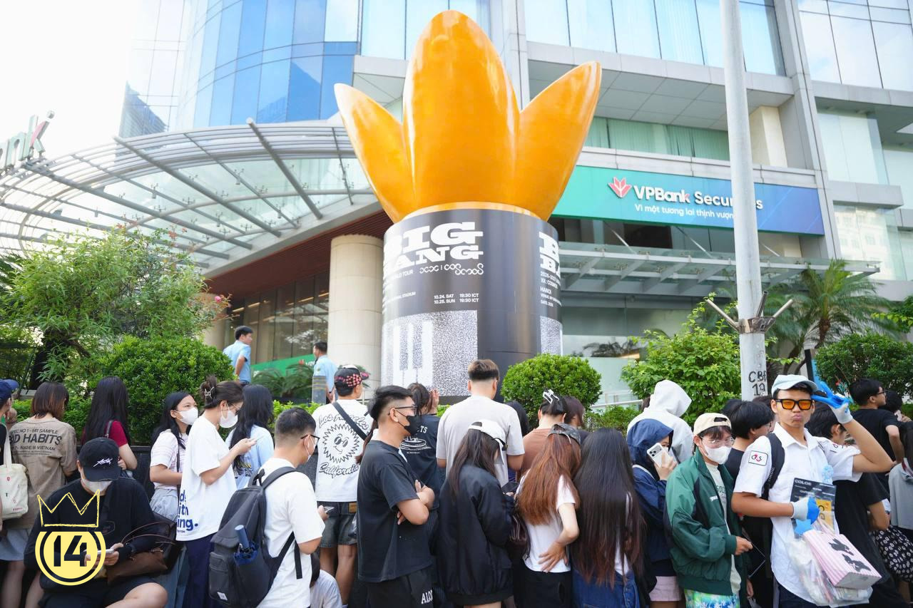 Ng&agrave;y đầu mở b&aacute;n merchandise ch&iacute;nh thức của BIGBANG tại H&agrave; Nội: V.I.P n&ocirc; nức săn lightstick 20 năm, kh&ocirc;ng kh&iacute; concert đang n&oacute;ng l&ecirc;n từng giờ- Ảnh 8.