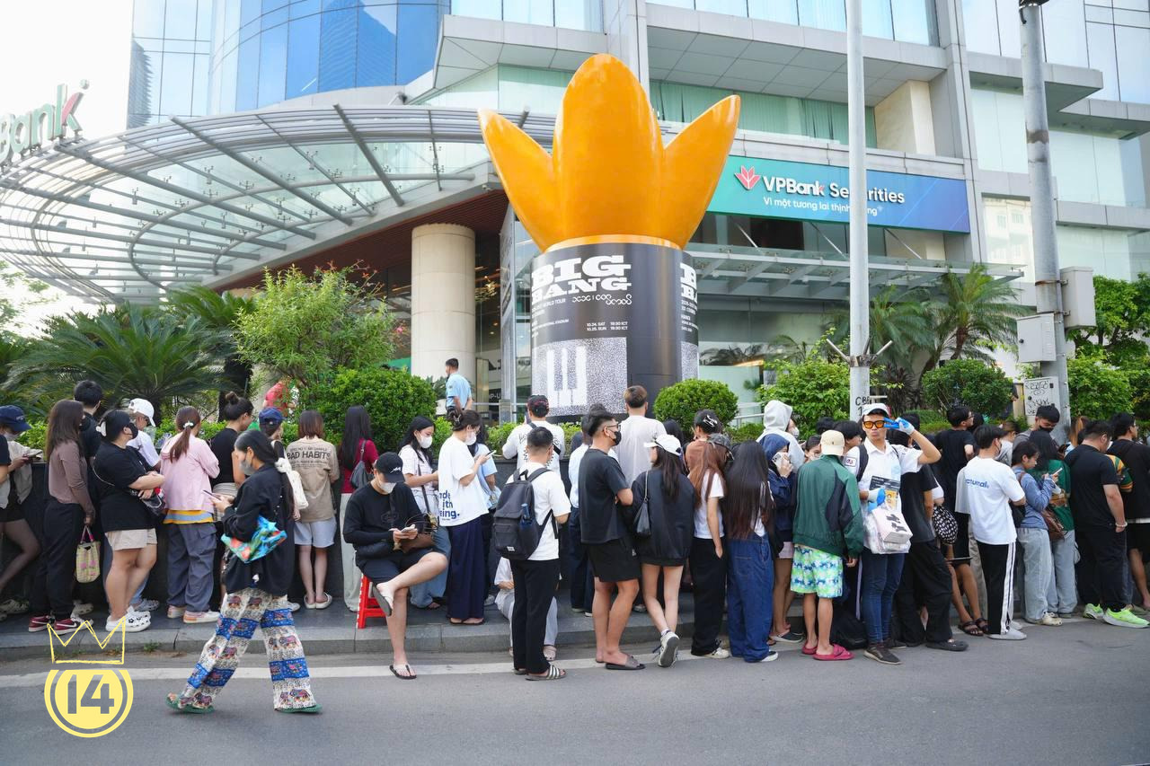 Ng&agrave;y đầu mở b&aacute;n merchandise ch&iacute;nh thức của BIGBANG tại H&agrave; Nội: V.I.P n&ocirc; nức săn lightstick 20 năm, kh&ocirc;ng kh&iacute; concert đang n&oacute;ng l&ecirc;n từng giờ- Ảnh 2.