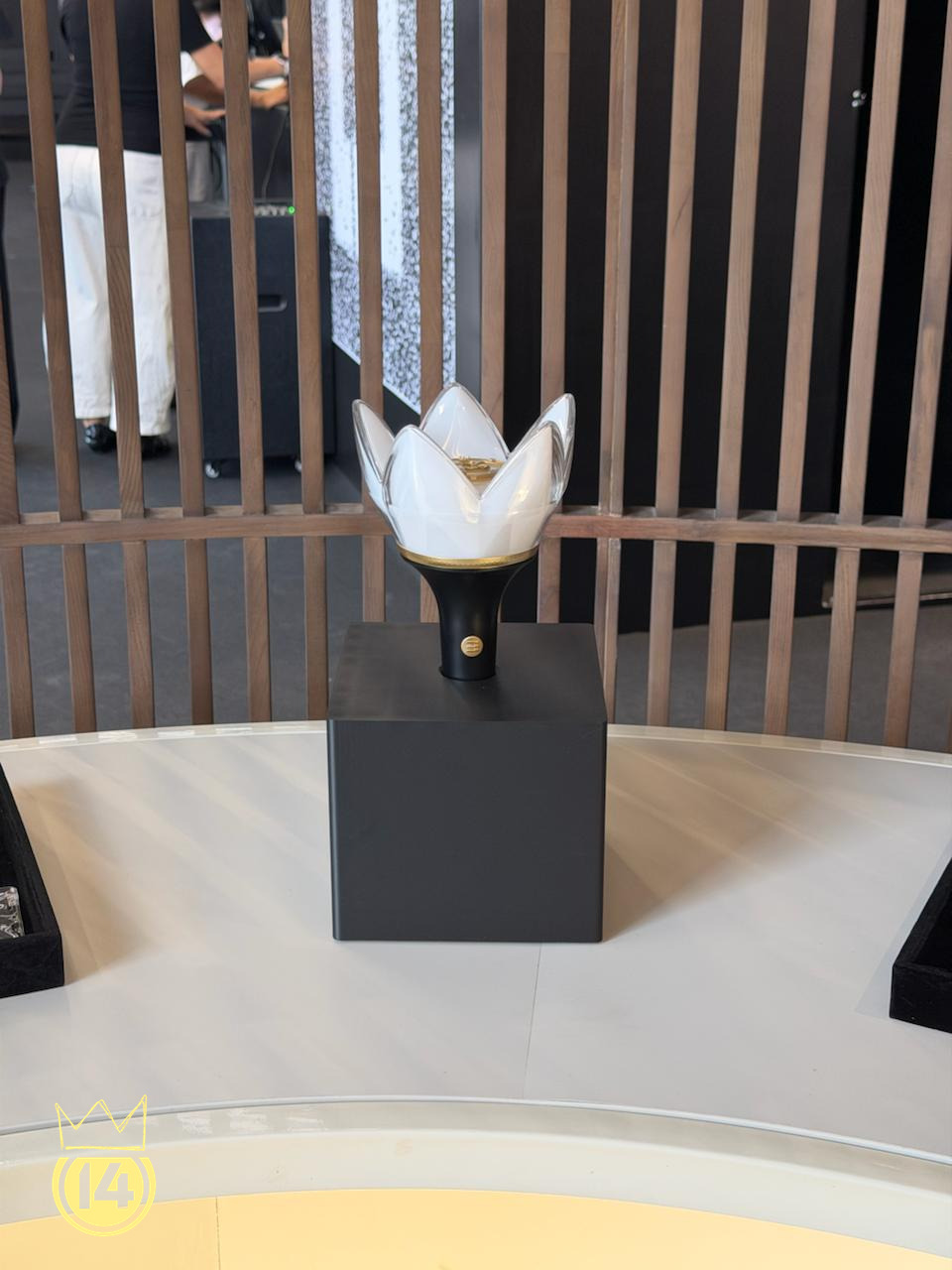 B&ecirc;n trong pop-up store BIGBANG hot nhất l&uacute;c n&agrave;y tại H&agrave; Nội: V.I.P xếp h&agrave;ng d&agrave;i cả c&acirc;y số, lightstick 20 năm lung linh cỡ n&agrave;y- Ảnh 5.